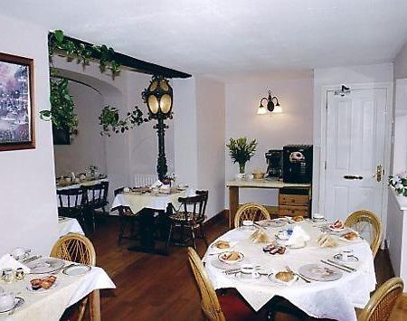 Nonsuch Park Hotel เอปซอม ภายนอก รูปภาพ