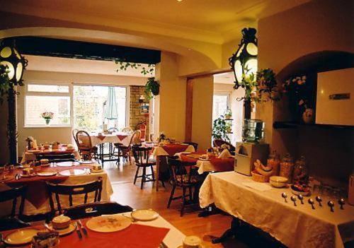 Nonsuch Park Hotel เอปซอม ภายนอก รูปภาพ